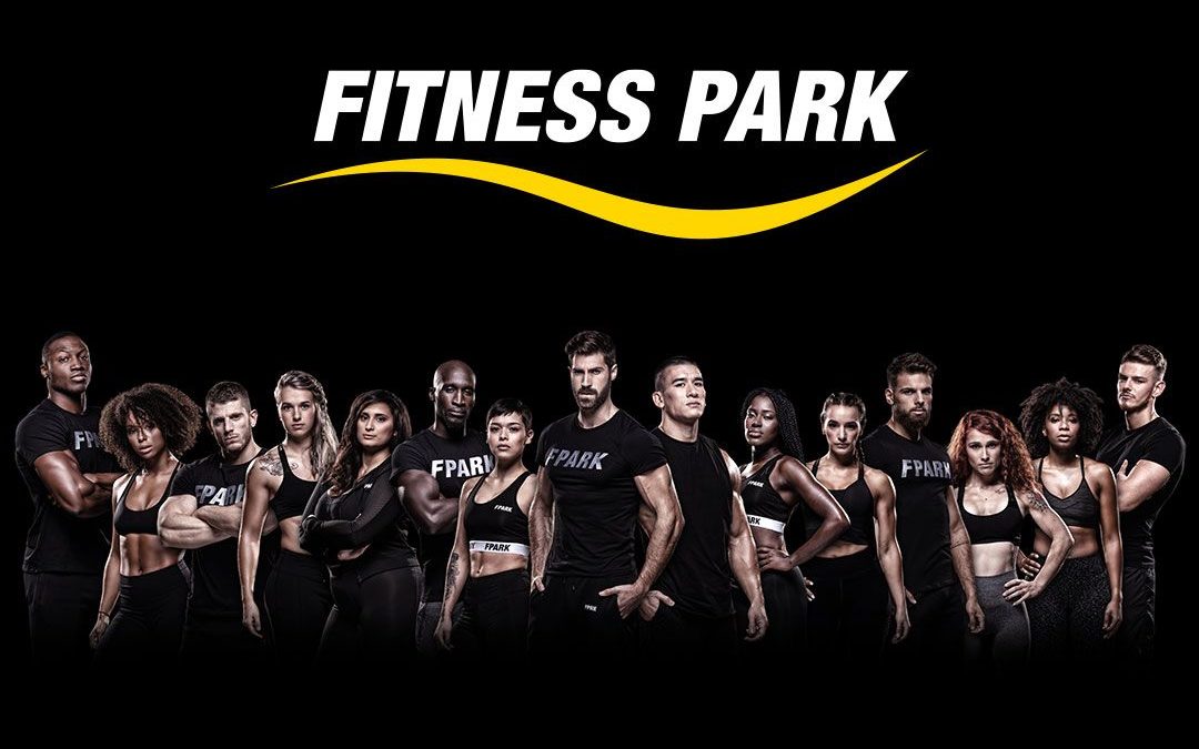 lignée de personnes qui font du sport devant la salle Fitness Park